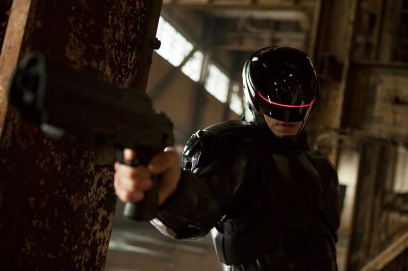 Robocop: Joel Kinnaman nei panni di Robocop in una scena del film