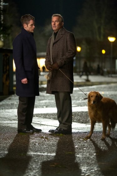 Jack Ryan - L'iniziazione: Chris Pine e Kevin Costner a passeggio con il cane