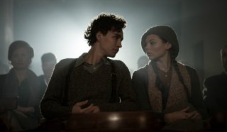 Anita B.: Robert Sheehan al cinema con Eline Powell in una scena del film