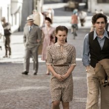 Anita B.: Robert Sheehan cammina con Eline Powell in una scena del film