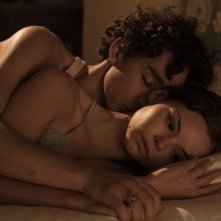 Anita B.: Robert Sheehan con Eline Powell in una scena del film