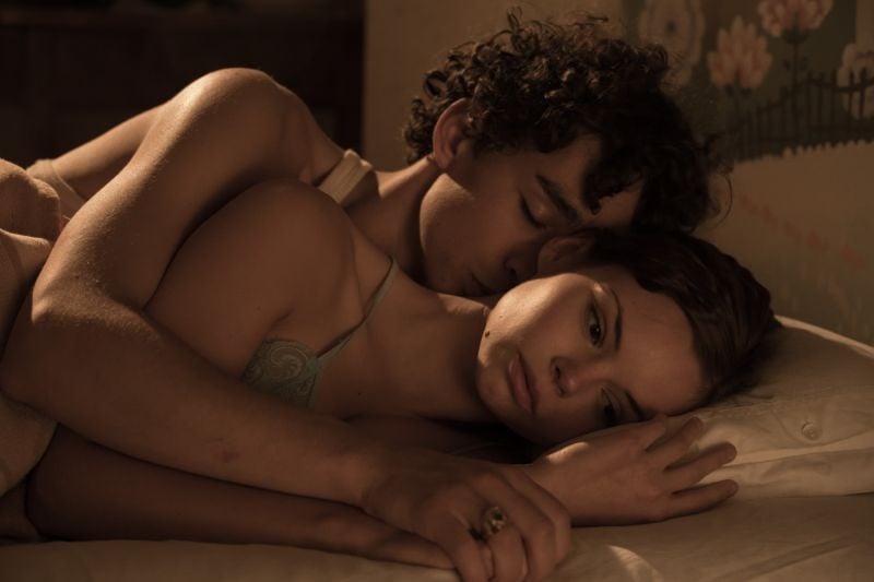 Anita B.: Robert Sheehan con Eline Powell in una scena del film