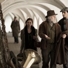 Anita B.: Robert Sheehan con Moni Ovadia ed Eline Powell in una scena del film