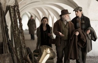 Anita B.: Robert Sheehan con Moni Ovadia ed Eline Powell in una scena del film