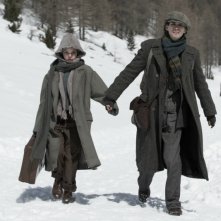 Anita B.: Robert Sheehan insieme a Eline Powell in una scena del film