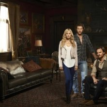 Bitten: Greg Bryk, Laura Vandervoort e Greyston Holt in una foto promozionale