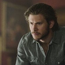Bitten: Greyston Holt in una scena