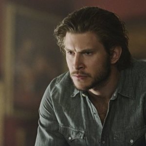 Bitten: Greyston Holt in una scena