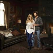 Bitten: Laura Vandervoort e Greyston Holt in una foto promozionale