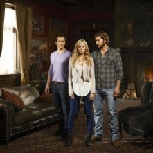 Bitten: Paul Greene, Laura Vandervoort e Greyston Holt in una foto promozionale