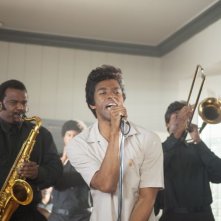 Get on up: Chadwick Boseman nel ruolo di James Brown in una scena del film