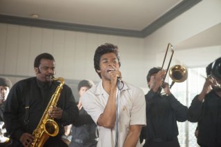 Get on up: Chadwick Boseman nel ruolo di James Brown in una scena del film