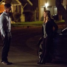 Veronica Mars: Jason Dohring e Kristen Bell in una scena notturna