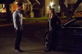 Veronica Mars: Jason Dohring e Kristen Bell in una scena notturna
