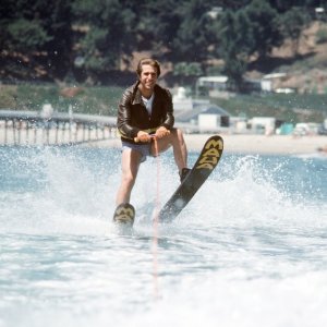 Henry Winkler è Fonzie nel serial cult Happy Days, qui nel celebre 'salto dello squalo'