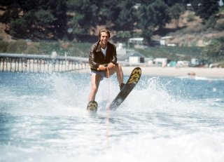 Henry Winkler è Fonzie nel serial cult Happy Days, qui nel celebre 'salto dello squalo'