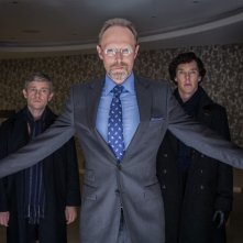 Sherlock: Benedict Cumberbatch, Martin Freeman e Lars Mikkelsen nell'episodio His Last Vow della terza stagione