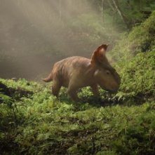 A spasso con i dinosauri: un tenero cucciolo di dinosauro passeggia in una scena del film