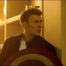 Captain America: The Winter Soldier: un primo piano di Chris Evans con lo scudo in mano