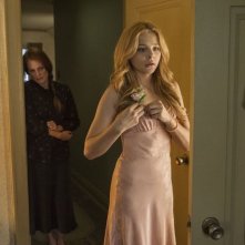 Carrie: Julianne Moore ammira l'eleganza di Chloe Moretz in una scena del film