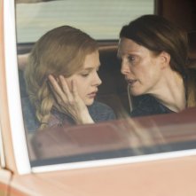 Carrie: Julianne Moore insieme a Chloe Moretz in una scena