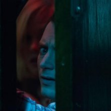 Cooties: Elijah Wood ed Alison Pill spiano la situazione nascosti dietro una porta