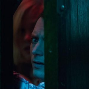 Cooties: Elijah Wood ed Alison Pill spiano la situazione nascosti dietro una porta