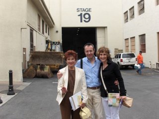 Happy Days: il presidente del fan club, Giuseppe Ganelli, con Cathy Silvers e Marion Ross allo studio 19 Paramount nel 2010