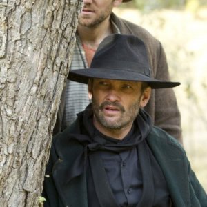 Hatfields & McCoys: Andrew Howard in una scena