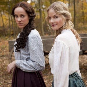 Hatfields & McCoys: Jena Malone e Lindsay Pulsipher in una scena