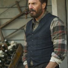 Hatfields & McCoys: Kevin Costner in una scena