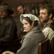 Hatfields & McCoys: Mare Winningham, Tom McKay e Bill Paxton in una scena