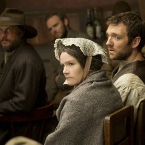 Hatfields & McCoys: Mare Winningham, Tom McKay e Bill Paxton in una scena