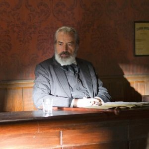 Hatfields & McCoys: Powers Boothe in una scena
