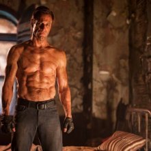I, Frankenstein: Aaron Eckhart nei panni di Adam Frankenstein in una scena