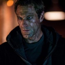 I, Frankenstein: il volto segnato di Aaron Eckhart in una scena del film fantasy