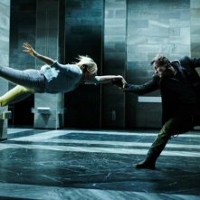 I, Frankenstein: Yvonne Strahovski e Aaron Eckhart in una spettacolare scena del film fantasy