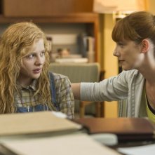 Lo sguardo di Satana - Carrie: Chloe Moretz con la sua insegnante (Judy Greer) in una scena del film