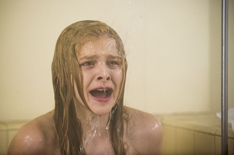 Lo Sguardo Di Satana Carrie Chloe Moretz Disperata Sotto L Acqua In Una Scena Dell Horror 296694