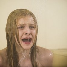Lo sguardo di Satana - Carrie: Chloe Moretz disperata sotto l'acqua in una scena dell'horror