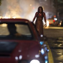 Lo sguardo di Satana - Carrie: Chloe Moretz insanguinata cammina smarrita per le strade