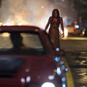 Lo sguardo di Satana - Carrie: Chloe Moretz insanguinata cammina smarrita per le strade