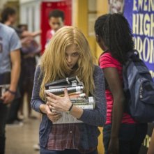 Lo sguardo di Satana - Carrie: Chloe Moretz vaga per la scuola con i suoi libri in una inquietante scena del film