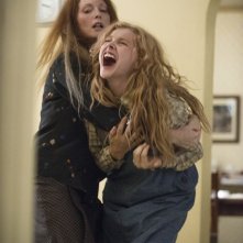 Lo sguardo di Satana - Carrie: Julianne Moore e Chloe Moretz in una drammatica sequenza del film horror