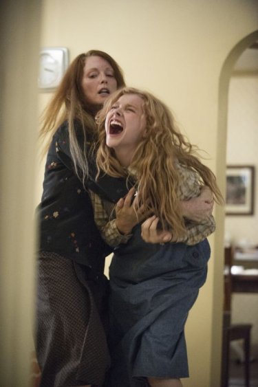 Lo sguardo di Satana - Carrie: Julianne Moore e Chloe Moretz in una drammatica sequenza del film horror