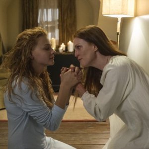Lo sguardo di Satana - Carrie: Julianne Moore e Chloe Moretz in una tenera scena del film