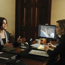 The Good Wife: Julianna Margulies e Melissa George in una scena dell'episodio We, the Juries