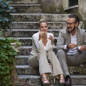 Tutta colpa di Freud: Claudia Gerini chiacchiera romanticamente con Marco Giallini in una scena