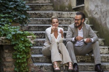 Tutta colpa di Freud: Claudia Gerini chiacchiera romanticamente con Marco Giallini in una scena