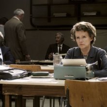 Barbara Sukowa è Hannah Arendt in una scena del film